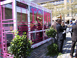 Die Eröffnung der Zeughaus-Box beim Richtfest am 21. April 2005